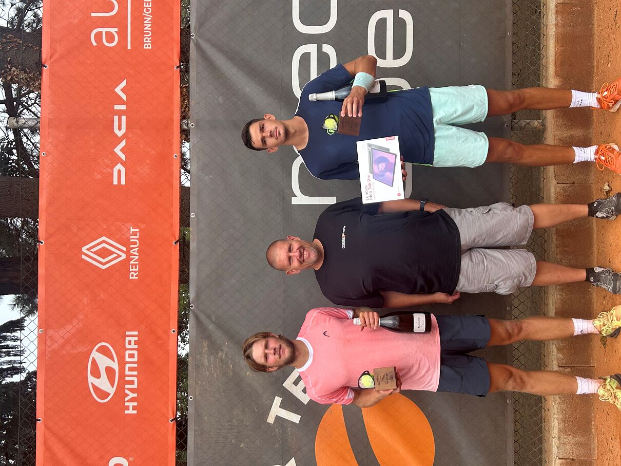 Die Finalisten Neil Oberleitner (l.) und Josip Simundza (r.) mit Peter Rosenkranz (Mitte)